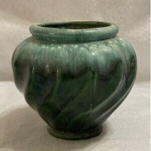 Vintage Hull Green Swirl Urn Vase #801 5.75" height EUC